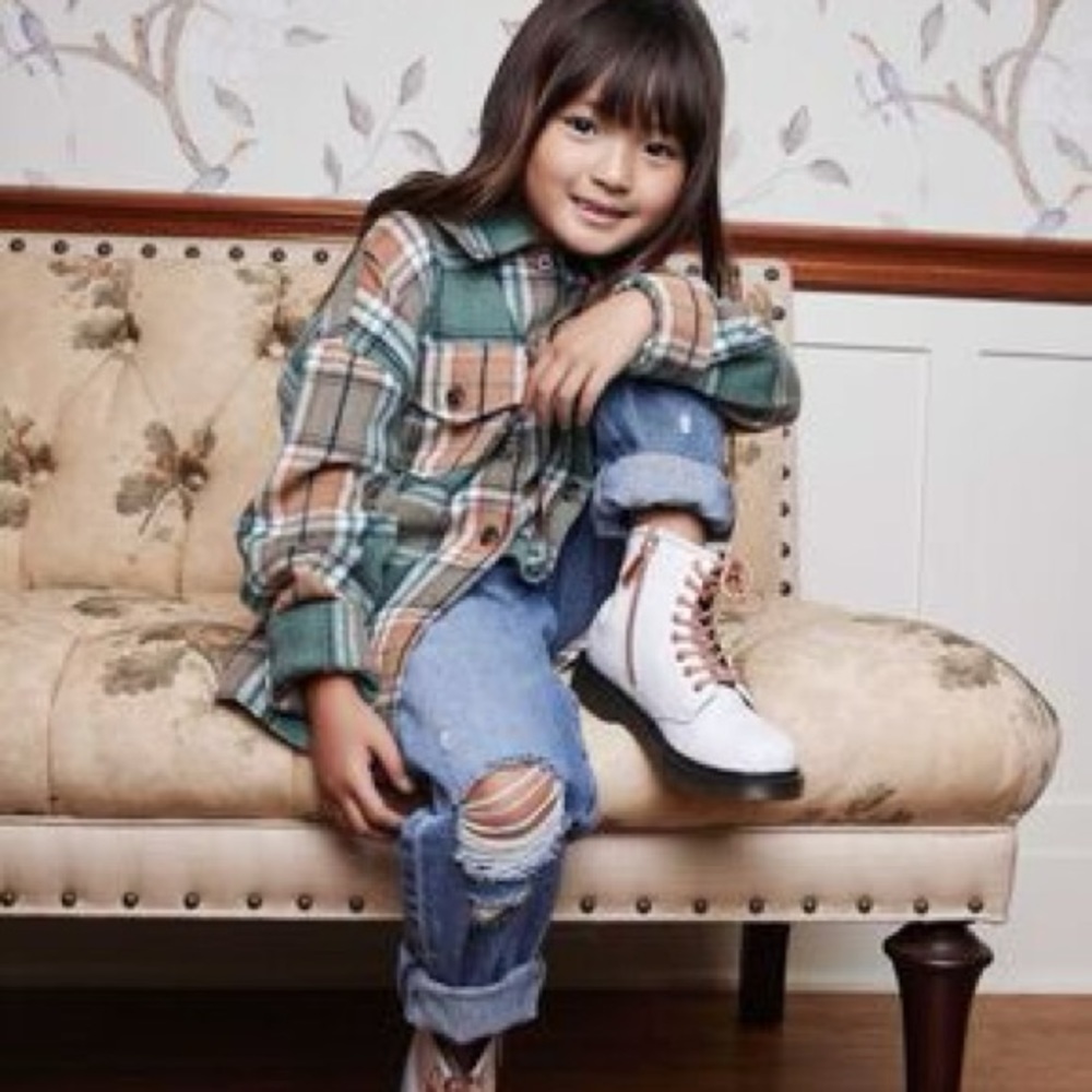 Back to school style!! Girls size 11/12 Forever 21 distressed blue “mom” jean.